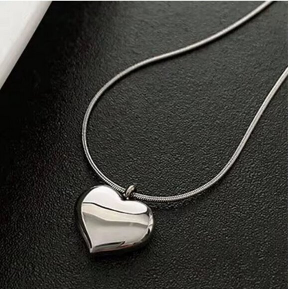 Beautiful Stainless Steel 3D Silver Heart Pendant 18" to 20" Adjustable - Picture 3 of 6